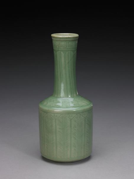 龙泉窑青釉划花蕉叶纹长颈瓶