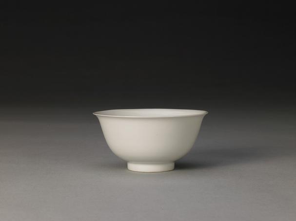 永乐暗款甜白釉撇口碗