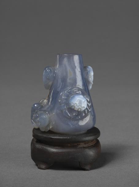 蓝玛瑙浮雕蛙蟹象耳瓶