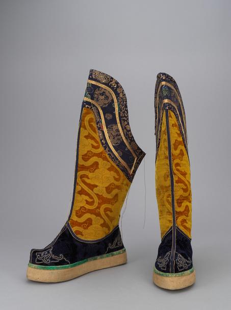 黄色漳绒绒云纹头尖底靴