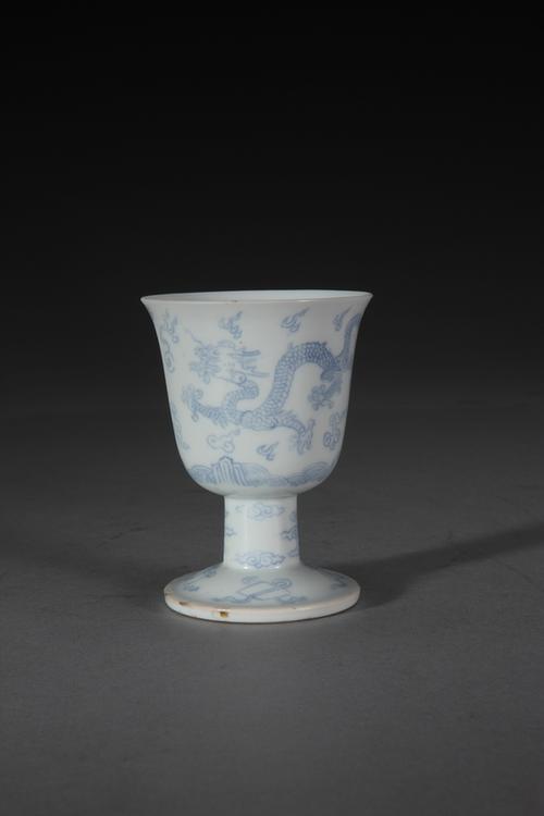 雍正款淡描青花云龙纹高足杯