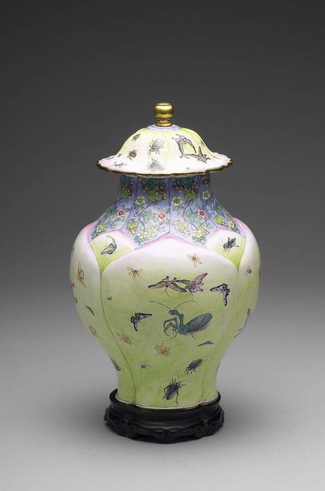 画珐瑯莲瓣式蝶虫盖罐