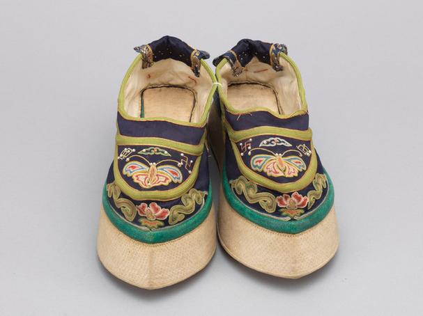 石青色缎锁绣蝴蝶纹尖底鞋