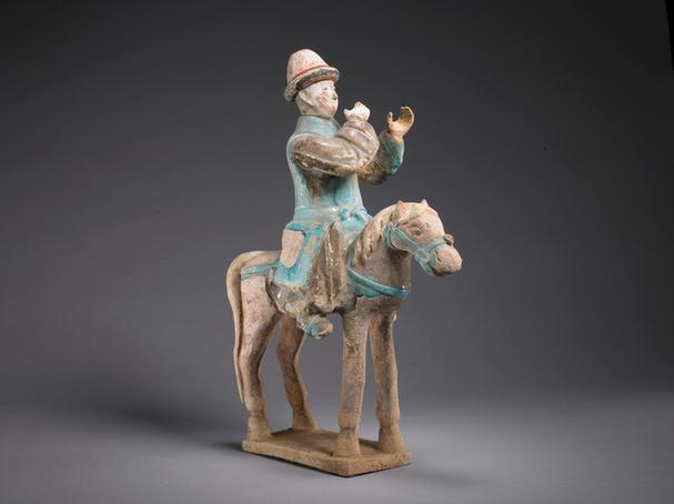 陶紫绿釉骑马奏乐俑