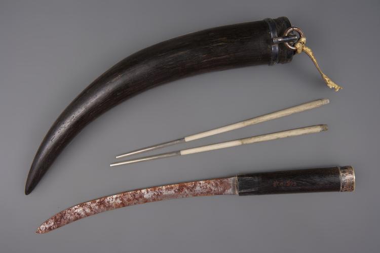 红皮镶牙木柄鞘刀