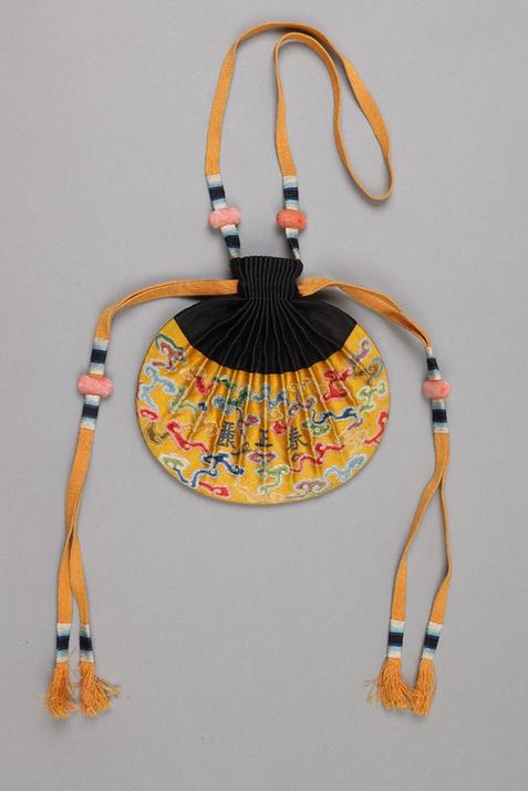 黄色缎绣云松纹椭圆荷包