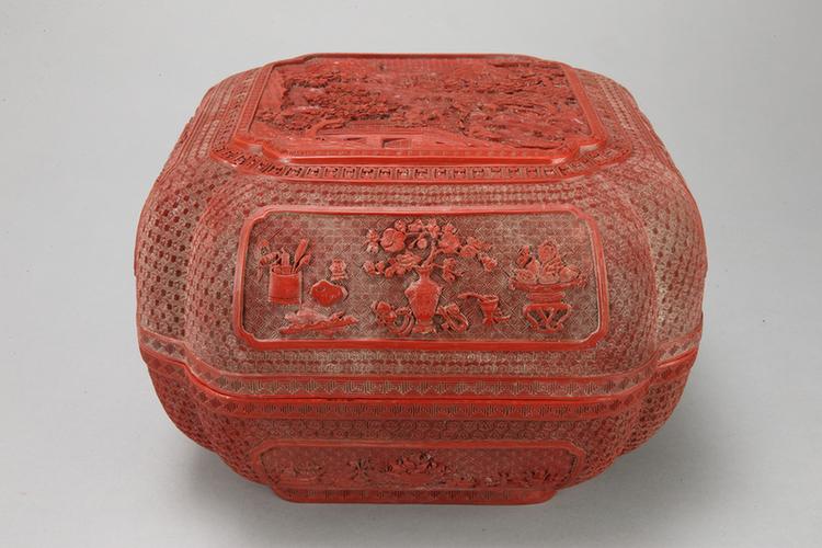 乾隆款剔红山水人物图方形委角盒