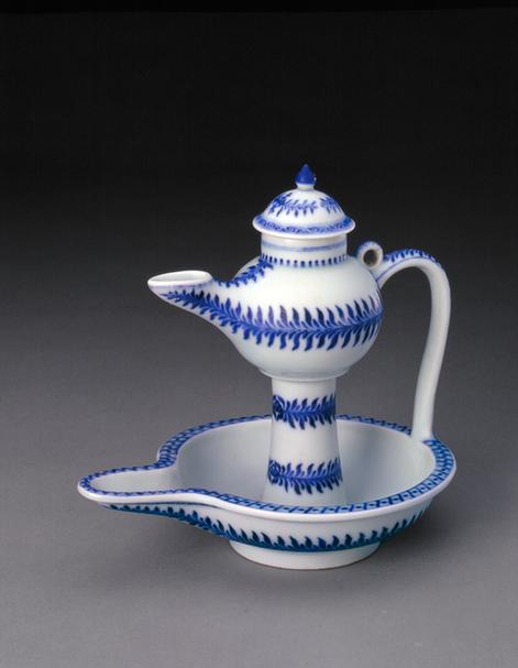 乾隆款青花水草纹带托油灯