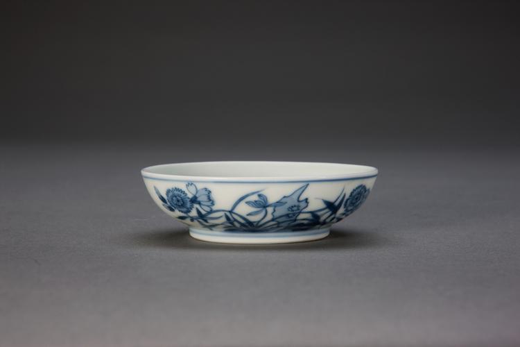 青花洞石花卉纹碟