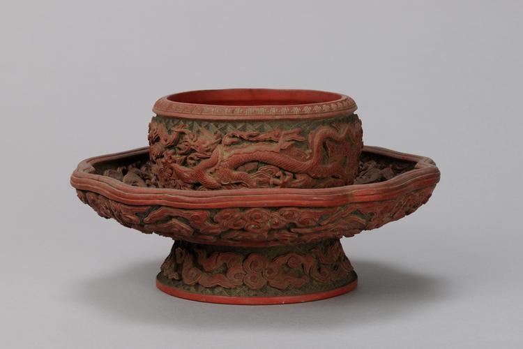 乾隆款剔红云龙纹葵瓣式盏托