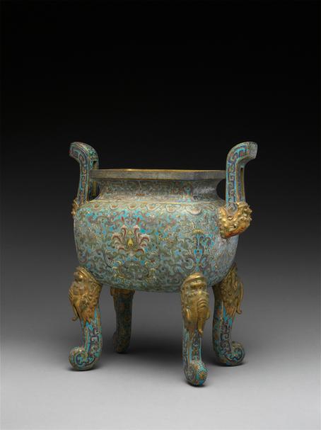 掐丝珐琅勾莲纹双耳四足方盖炉