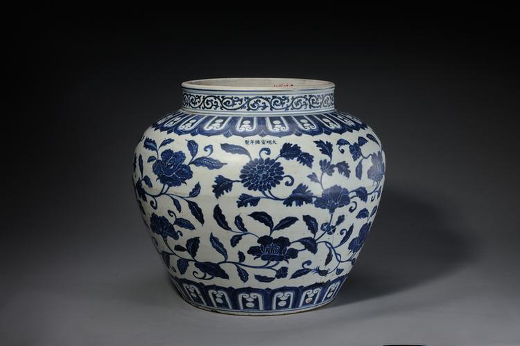 宣德款青花缠枝牡丹纹罐