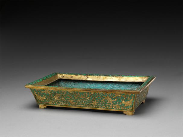 乾隆款铜鎏金嵌玻璃宝相花卉纹长方花盆