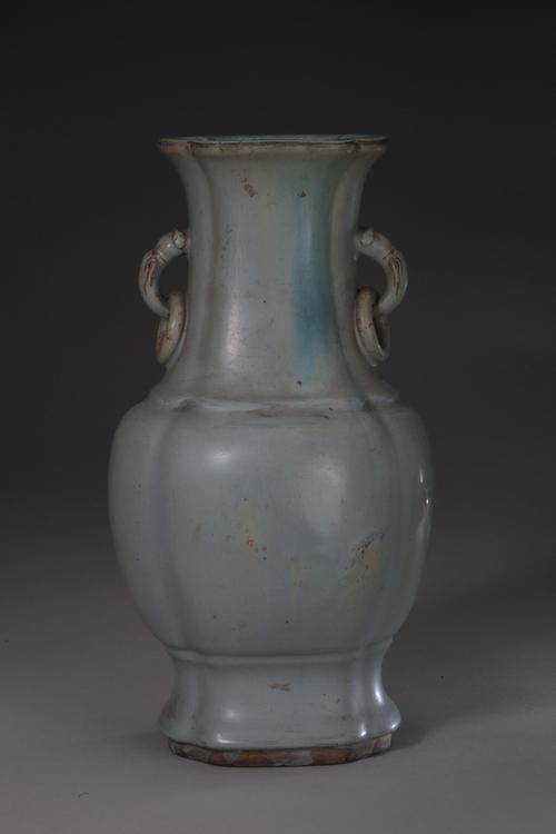 宜兴窑仿钧釉海棠式瓶