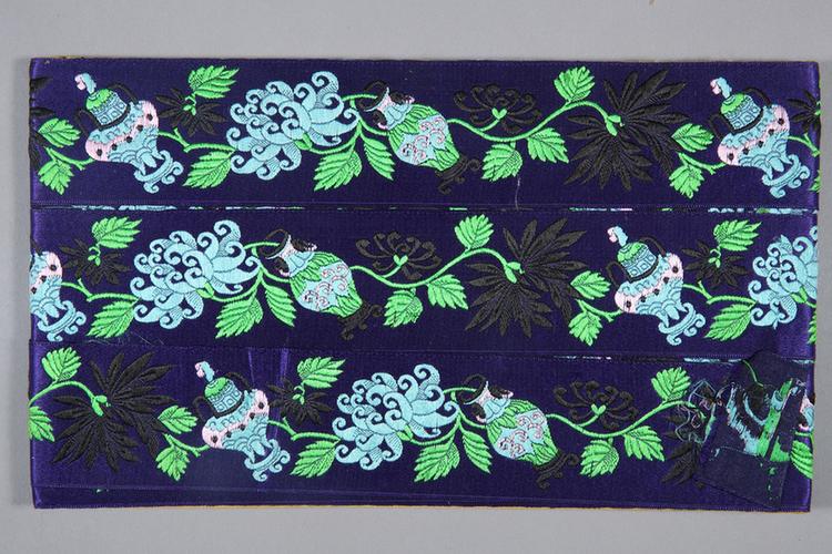 宝蓝色缎地淡彩菊花瓶纹绦