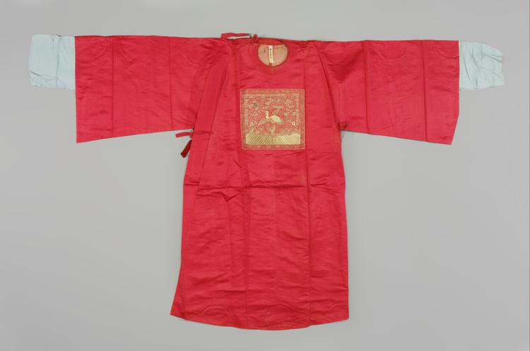 银红色素缎缀平金绣云鹤纹方补男官衣