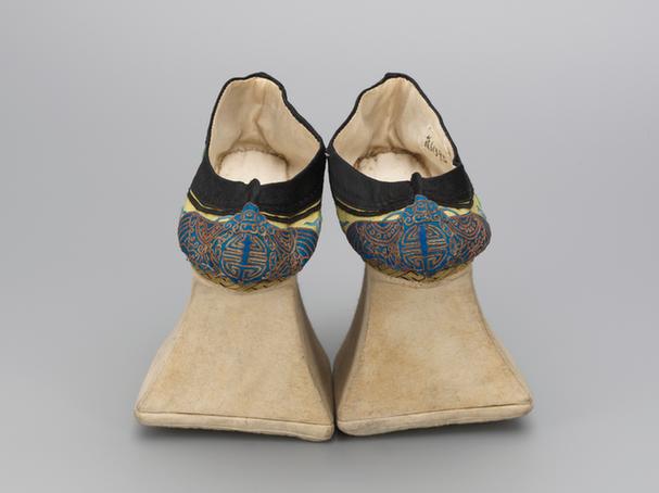 黄色缎绣灵仙祝寿纹花盆底夹鞋