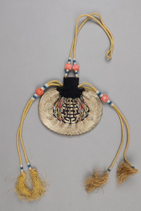 石青色缎平金银锁绣灵芝团寿纹椭圆荷包