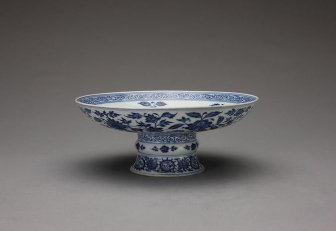 雍正款青花缠枝莲纹高足盘