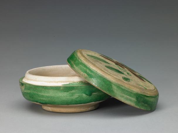 三彩折枝花纹圆盒