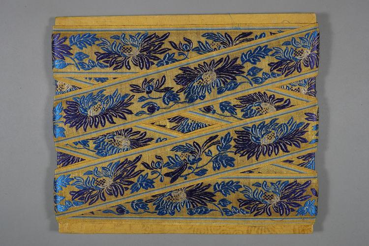 金地三蓝九花纹绦