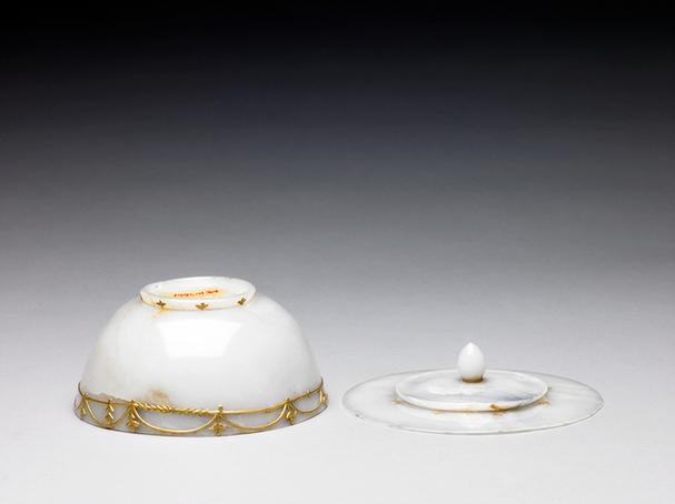 痕都斯坦白玉嵌金丝带盖碗