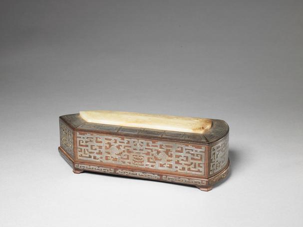 紫檀嵌银镶玉圭式盒