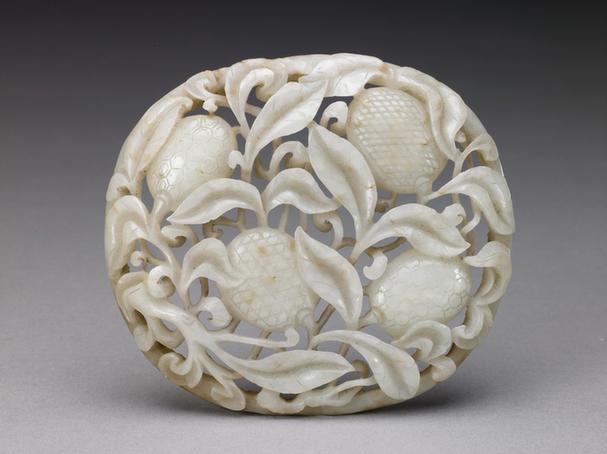 青玉透雕荔枝纹嵌件