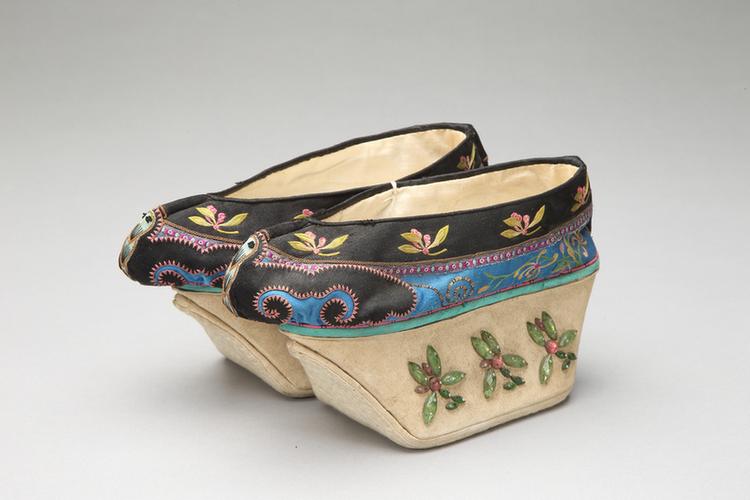 品月色缎绣菊花纹钉料珠元宝底女夹鞋