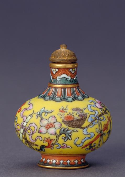 乾隆款粉彩黄地八吉祥纹鼻烟壶