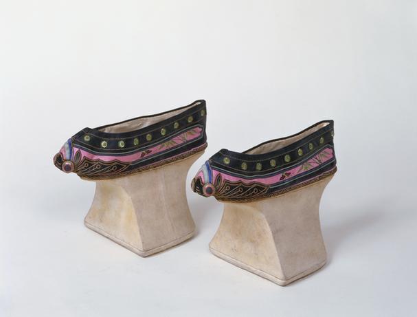 雪灰色缎绣竹蝶纹花盆底女夹鞋