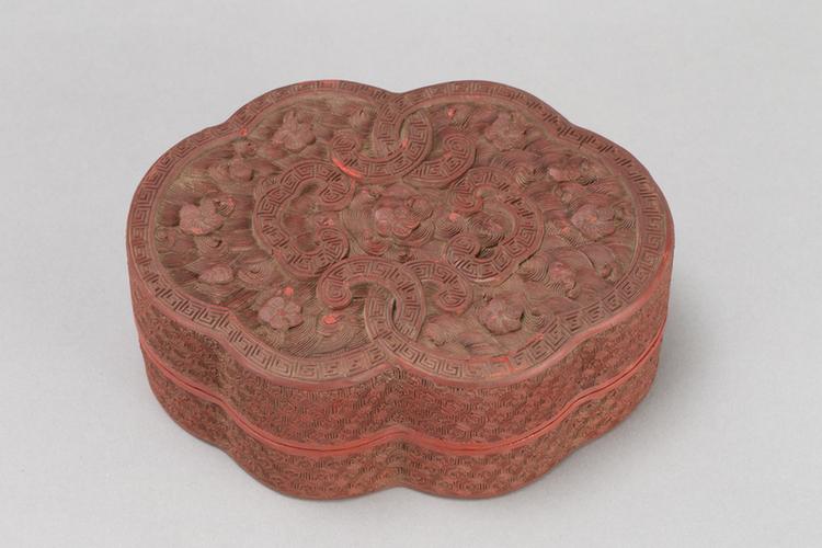 剔红落花流水纹如意式盒