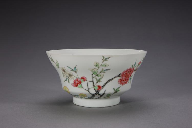 雍正粉彩花蝶纹折腰碗