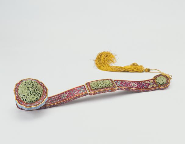 乾隆款紫地粉彩镂空绿釉八吉祥莲纹如意