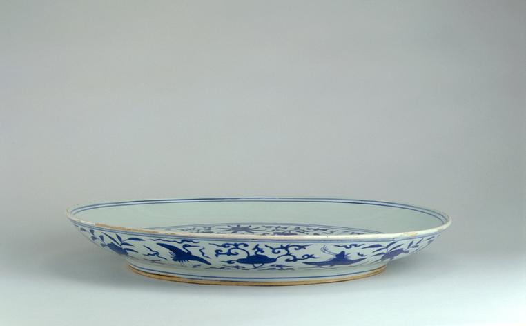 青花芝桃仙鹤符箓纹盘