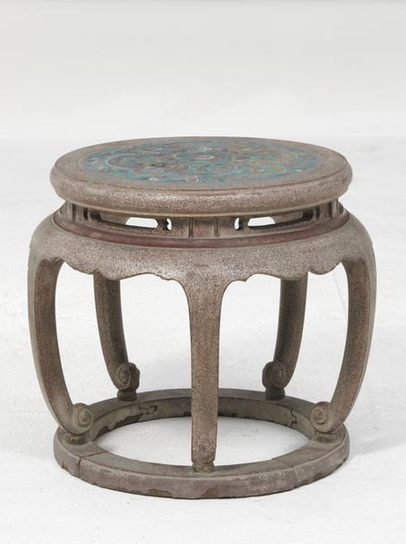 黑漆撒螺钿珐琅面双龙戏珠纹圆凳