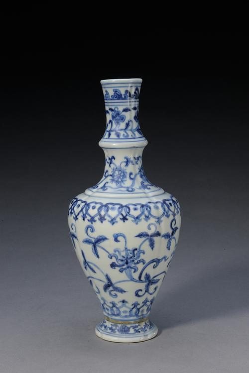 青花缠枝花纹瓜棱瓶