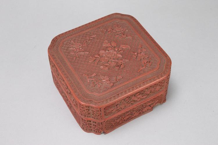 剔红开光折枝花卉纹四方委角盒