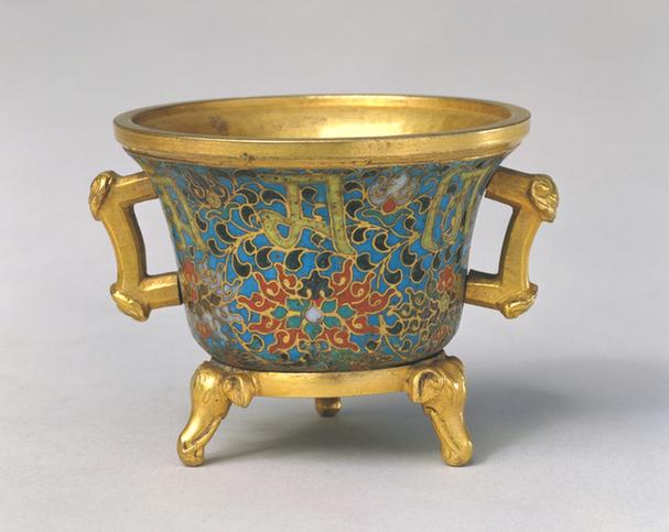 景泰款掐丝珐琅勾莲纹象足炉