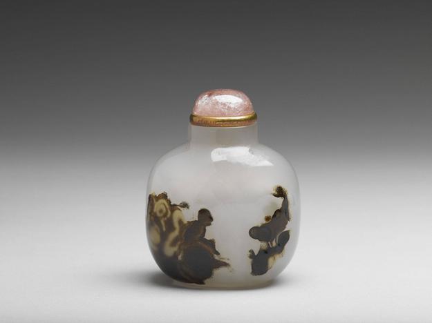 十八 十九 世纪 玛瑙巧雕老僧观狮鼻烟壶