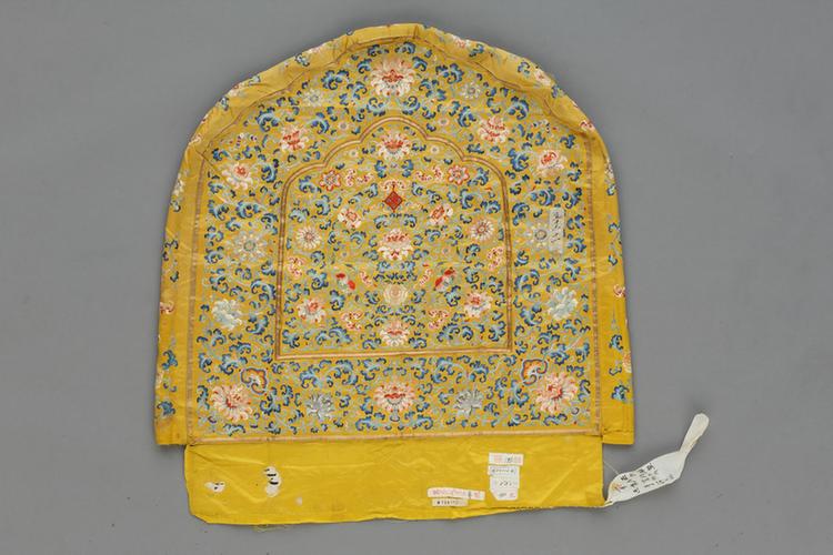 黄色缎绣勾莲蝠寿纹靠背拆片