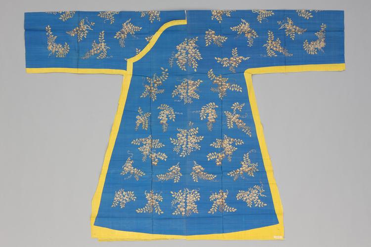 月白色缂丝二色金藤萝纹袍料