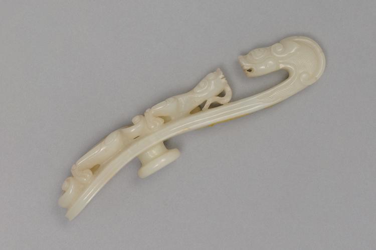 白玉浮雕蟠螭纹龙首带钩