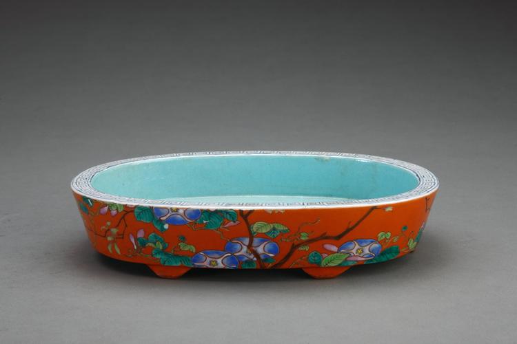 红地粉彩花卉纹腰圆式花盆