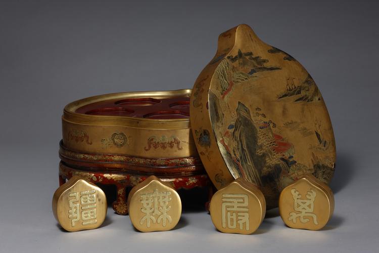 金漆山水楼阁图桃式套盒