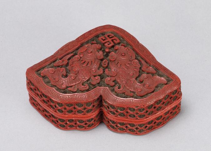 堆彩双鱼纹磬式盒