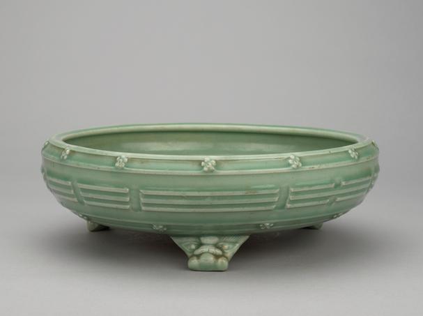 龙泉窑青釉刻八卦纹三足洗