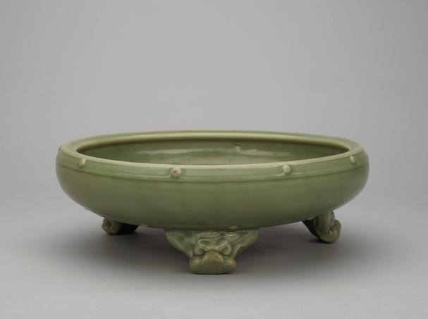 龙泉窑青釉鼓钉三足炉