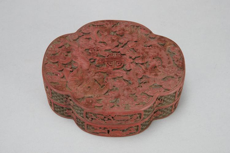 剔彩海水龙珠纹开光花卉纹海棠式盒