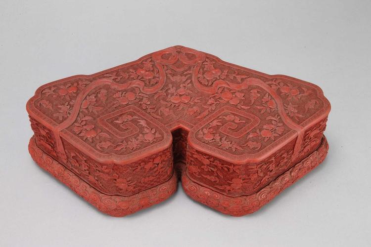 剔红桃蝠纹磬式套盒